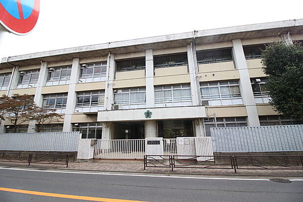 川崎市立稲田中学校まで1300m、昭和22年開校、創立70周年の歴史ある中学校。学校教育目標　「基礎的能力をもつ有用な社会人の育成」です。