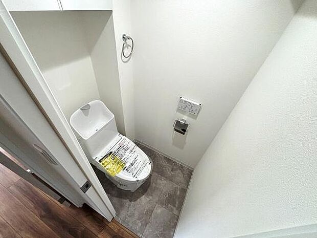 トイレには快適な温水洗浄便座付で、温水によって洗浄する機能を持った便座であり、清潔に保ちます。お手入れも簡単になりました