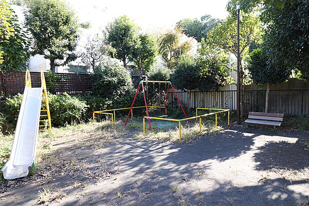 寺尾台こぶし公園まで233m、住宅街にあり小さなお子さんも安心して遊べる公園です。