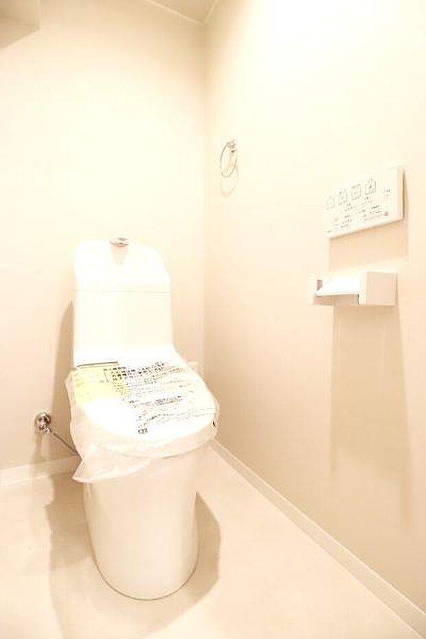 トイレには快適な温水洗浄便座付で、温水によって洗浄する機能を持った便座であり、清潔に保ちます。お手入れも簡単になりました。