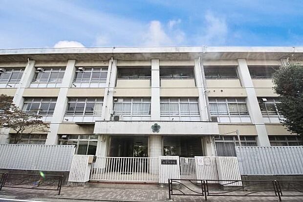 川崎市立稲田中学校まで1070m、昭和22年開校、創立70周年の歴史ある中学校。学校教育目標　「基礎的能力をもつ有用な社会人の育成」です。