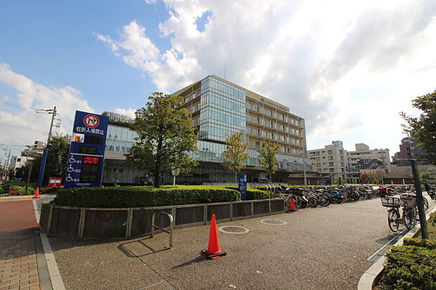 川崎市立多摩病院まで559m、市立病院としてのかかりやすさと大学病院の専門性を両立した病院です。24時間365日体制で、救急医療施設となっています。