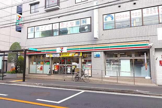 セブンイレブン川崎登戸駅前店まで93m、コンビニエンスストアは、お買い物はもちろん、銀行のキャッシュディスペンサーや宅急便・チケット販売もありとても便利ですね！