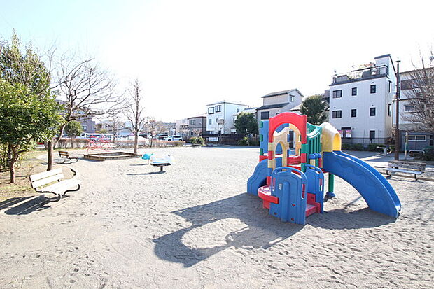 生田2丁目公園まで500m、たくさんの子供たちでいつもにぎやかな公園明るく安心して遊べます。