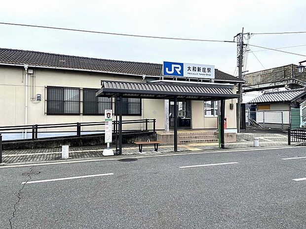 大和新庄駅(JR西日本 和歌山線)まで1577m、駅周辺には　国道24号　近鉄新庄駅 - 徒歩15分圏内　等が有る。葛城市内に所在する唯一のJRの駅である。