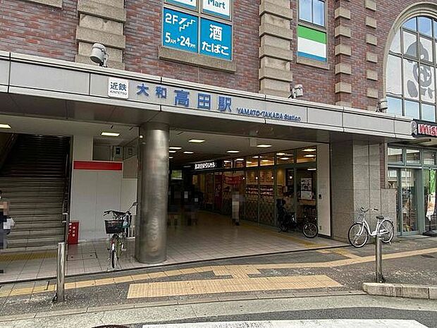 大和高田駅(近鉄 大阪線)まで664m、大和高田市の中心駅であり、駅前は繁華街となっている。トナリエ大和高田へは駅から立体歩道橋で直結されている。