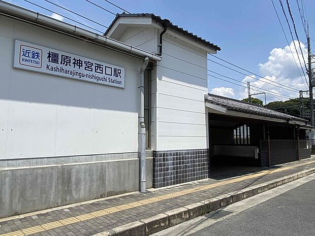 橿原神宮西口駅(近鉄 南大阪線)まで2387m、相対式2面2線のホームを持つ地上駅。出改札口は地下にある。区間急行が停車するため、ホーム有効長は6両分となっている。