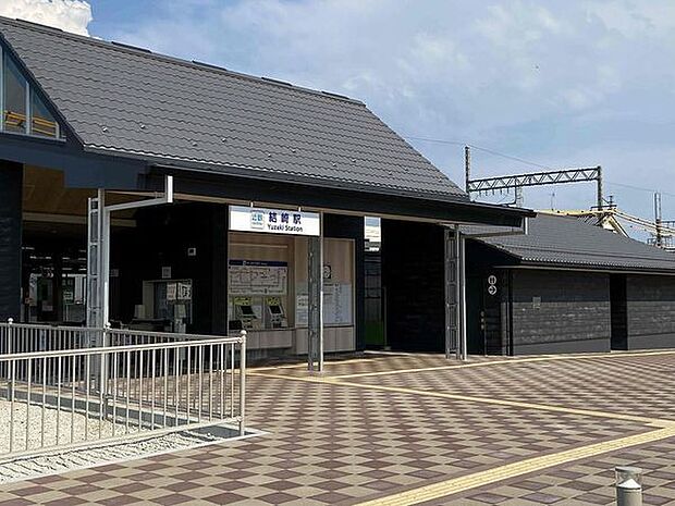 結崎駅まで1993m、2022年6月にリニューアルされ、バリアフリー適合スロープが設置されあらゆるお客様が利用しやすい駅となりました。