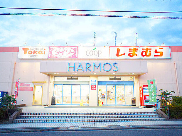 ハーモス荏田まで948m、スーパー「ユーコープ」、100円ショップ「ダイソー」、ファッション「しまむら」などが入ったショッピングセンターです。