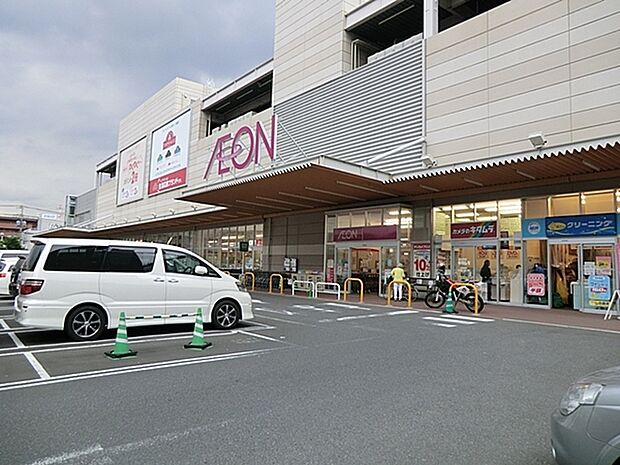 イオン横浜新吉田店まで1229m、新羽駅から北側に徒歩7分ほど歩いたところにあるスーパー。駐車場完備で24時間営業しています。