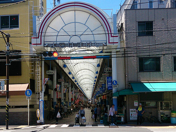 横浜橋商店街まで1117m、活気のあるアーケード商店街です。酉の市の時期や年末には大変な賑わいを見せます。