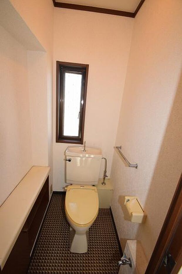 2階のトイレは安心の手すり付きです。