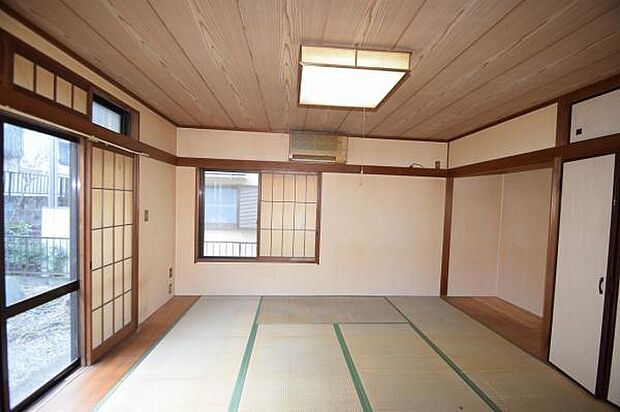 9.5帖のゆったりとした和室です。手足を伸ばしてリラックスして過ごせる和室はご家族の大切なくつろぎ空間に。客間などにも便利に使えます。
