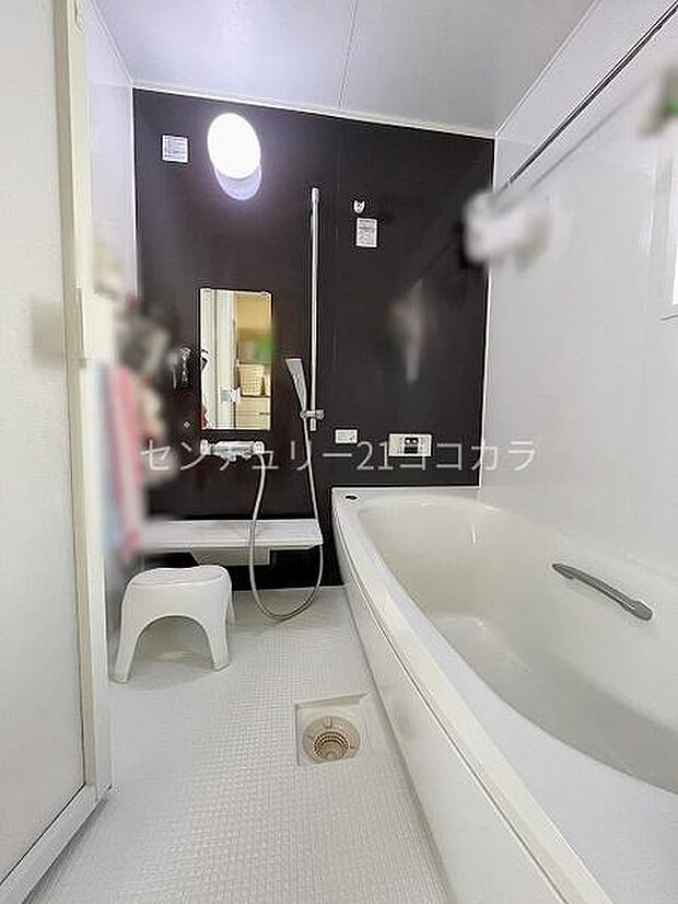 1日の疲れをいやすバスルームはお子様との入浴時にも使いやすいリラックスサイズです。やさしい雰囲気の色合いが落ち着いた空間です。