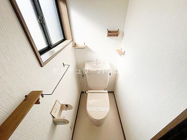 窓のある明るい2階トイレ。白を基調とした清潔感のあるトイレ空間です。ハウスクリーニング施工済み