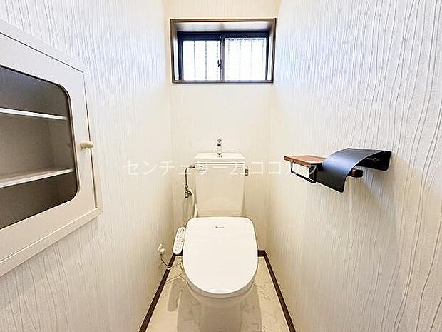 使い心地の良いウォシュレット機能付トイレ！便利な収納棚があり、スッキリと使うことができます。