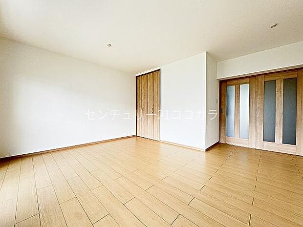 白を基調としたリビングにはどんな家具も良く映えます。お好みのインテリアで個性に合わせたリビング空間を作れます。