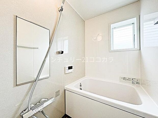 白を基調とした清潔感のあるバスルーム。大きな鏡があるので室内が広々と感じられます。空気の入れ替えに十分な窓があり換気も良好です！