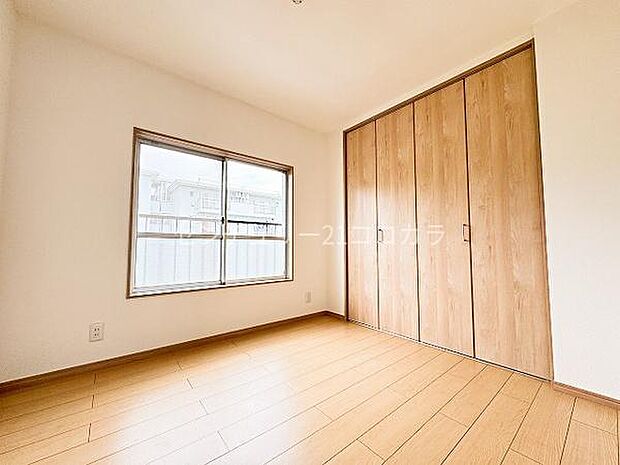 洋室には2部屋ともクローゼット付！洋服から小物までスッキリと収納し、住空間を効率的に使えます。