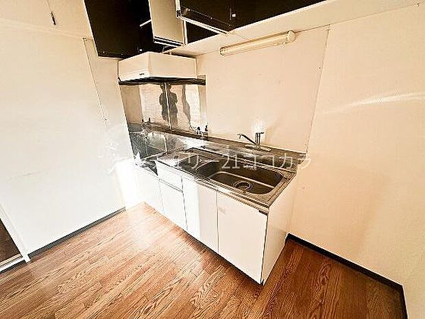 空間を効率的に使える壁付タイプのキッチン。収納が多く、いつもスッキリと動きやすいキッチンを保てます。