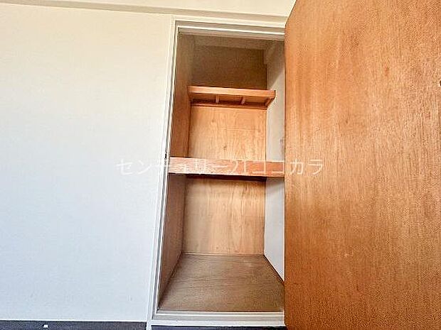 洋室の収納スペース。押入れタイプなので上段と下段に分かれており、片付けやすく取り出しやすい収納です。