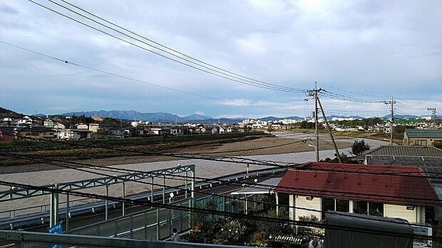 前面に棟がなく、富士山が一望でき開放感のある景色です。