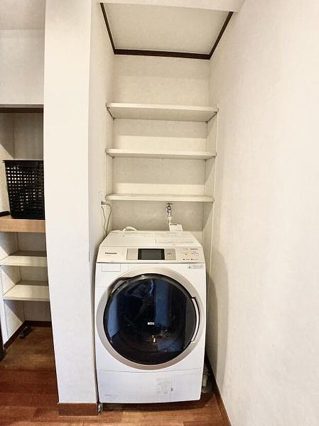 ドラム式洗濯機も設置可能です。上部に棚もございますので、洗濯洗剤やタオル等も充分に収納していただけます。