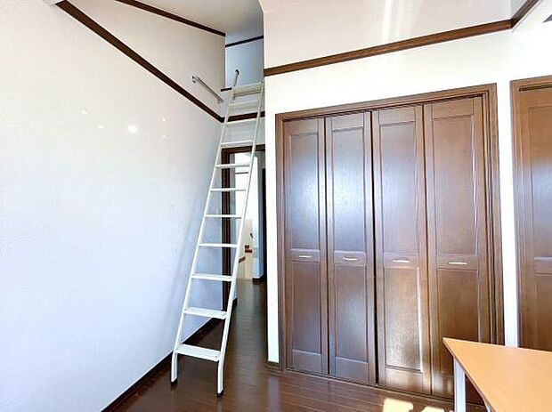 各居室収納スペース付き♪はしごをかけて上がれば、小屋裏収納をご利用いただけます。