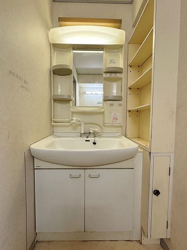 脱衣室には洗面、洗濯機スペースが確保されています。