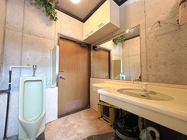 □小便器と洋便器はドアで仕切られています。また、洗面台は鏡が大きく、大人が並んでもゆったりとお使い頂けるスペースがあります。