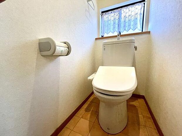【温水洗浄便座付きトイレ】トイレは快適な温水洗浄便座付です。清潔感のあるホワイトで統一しました。いつも清潔な空間であって頂けるよう配慮された造り。