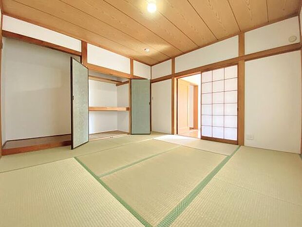 【和室】日本ならではの「和」を貴重とした和室リビングと面している為、お子様のお昼寝スペースやプレイスペースとしてもご活用いただけます。