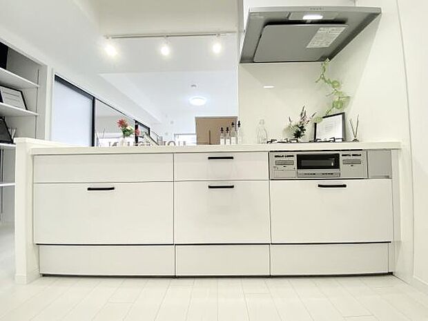 【キッチン】シンプルでスマートなデザインと、優れた機能性を兼ね備えたシステムキッチンです。
