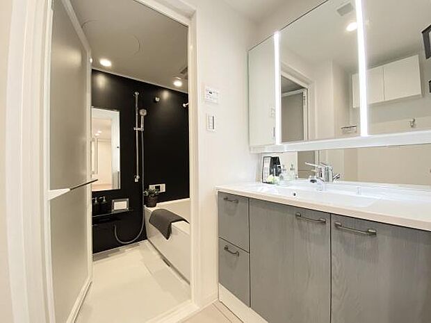 【洗面台・洗面所】三面鏡の独立洗面台と広々スペースで身支度がスムーズに進みます。