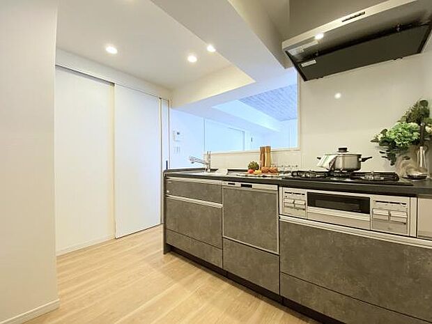 【キッチン】シンプルでスマートなデザインと、優れた機能性を兼ね備えたシステムキッチン。