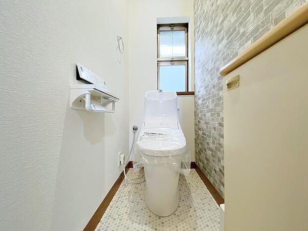 【トイレ】トイレは快適な温水洗浄便座付です。清潔感のあるホワイトで統一しました。いつも清潔な空間であって頂けるよう配慮された造り。