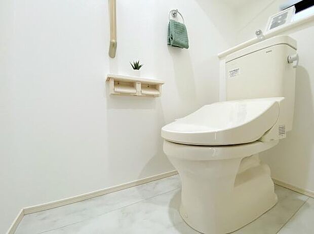 【トイレ】トイレは快適な温水洗浄便座付です。清潔感のあるホワイトで統一しました。いつも清潔な空間であって頂けるよう配慮された造り。