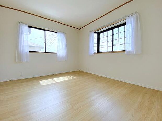 【洋室】シンプルですっきりとした室内は飽きのこない居心地の良い雰囲気。自分好みの空間を創り上げてください。