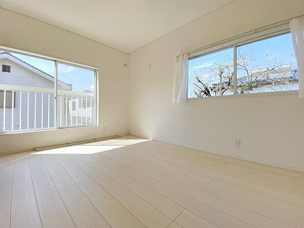 【洋室】窓から陽光がたっぷり入り、居心地の良い洋室