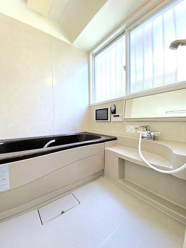 【浴室】浴室でTVを楽しめるモニターが標準装備。スクラブや保湿をしながら優雅なくつろぎタイムを過ごすのも素敵ですね。