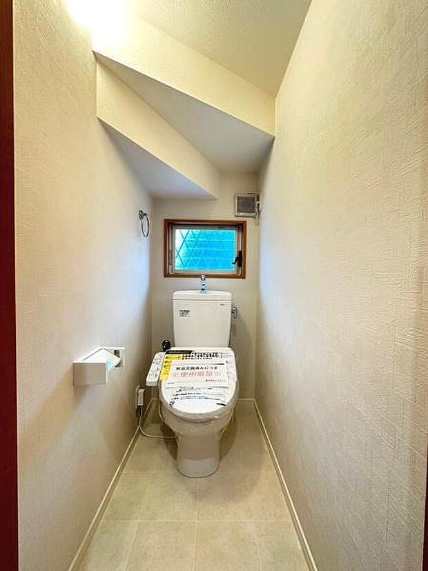 1階のトイレです。音の心配の少ない場所に設置されていて安心です。