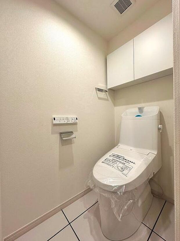 ちょっとしたものを収納できるスペースのあるトイレです