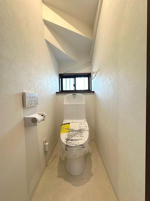 1階のトイレです。音の心配の少ない場所に設置されていて安心です。