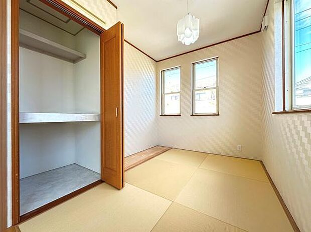 リビングに隣接した畳コーナーはくつろぎのスペースとして利用できそうです。