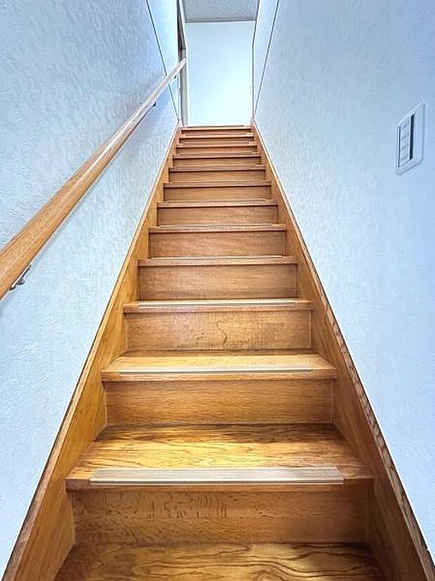 階段周りも手すりがついていて安心です