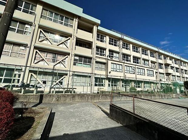 日野市立大坂上中学校まで458m、徒歩約6分と安心です