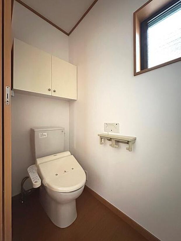 2階のトイレです。音の心配の少ない場所に設置されていて安心です。