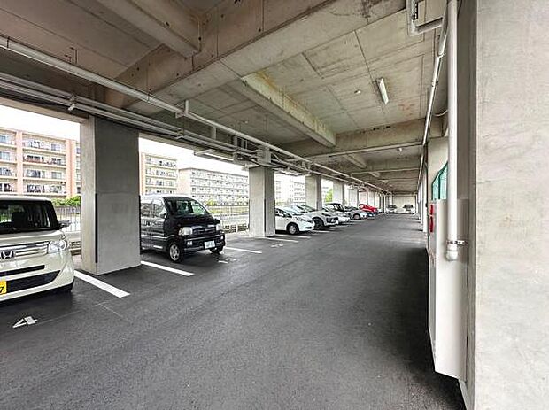 平置きの駐車場で出し入れに便利ですね。