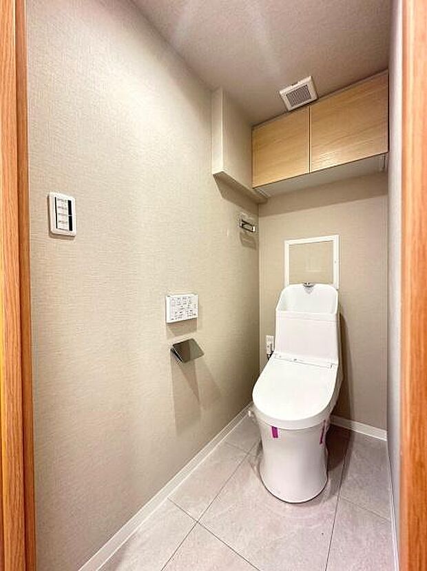 ちょっとしたものを収納できるスペースのあるトイレです