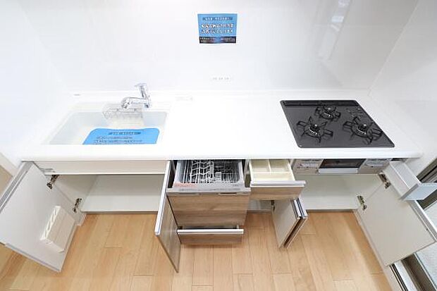 【2階】3口タイプのキッチンは収納が豊富！毎日のお掃除もしやすい設計になっています